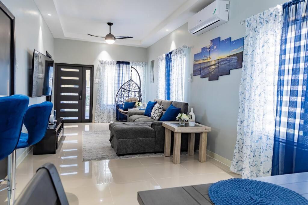 Pyramid Point Manor Villa Ocho Rios Exteriör bild