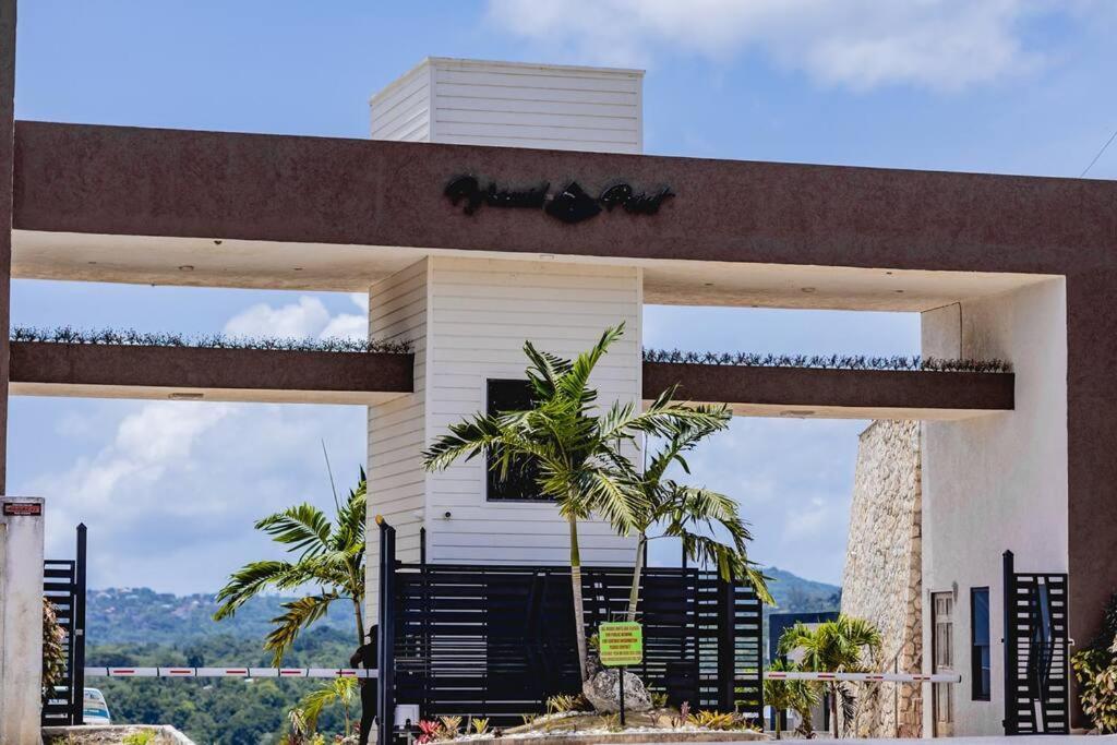 Pyramid Point Manor Villa Ocho Rios Exteriör bild